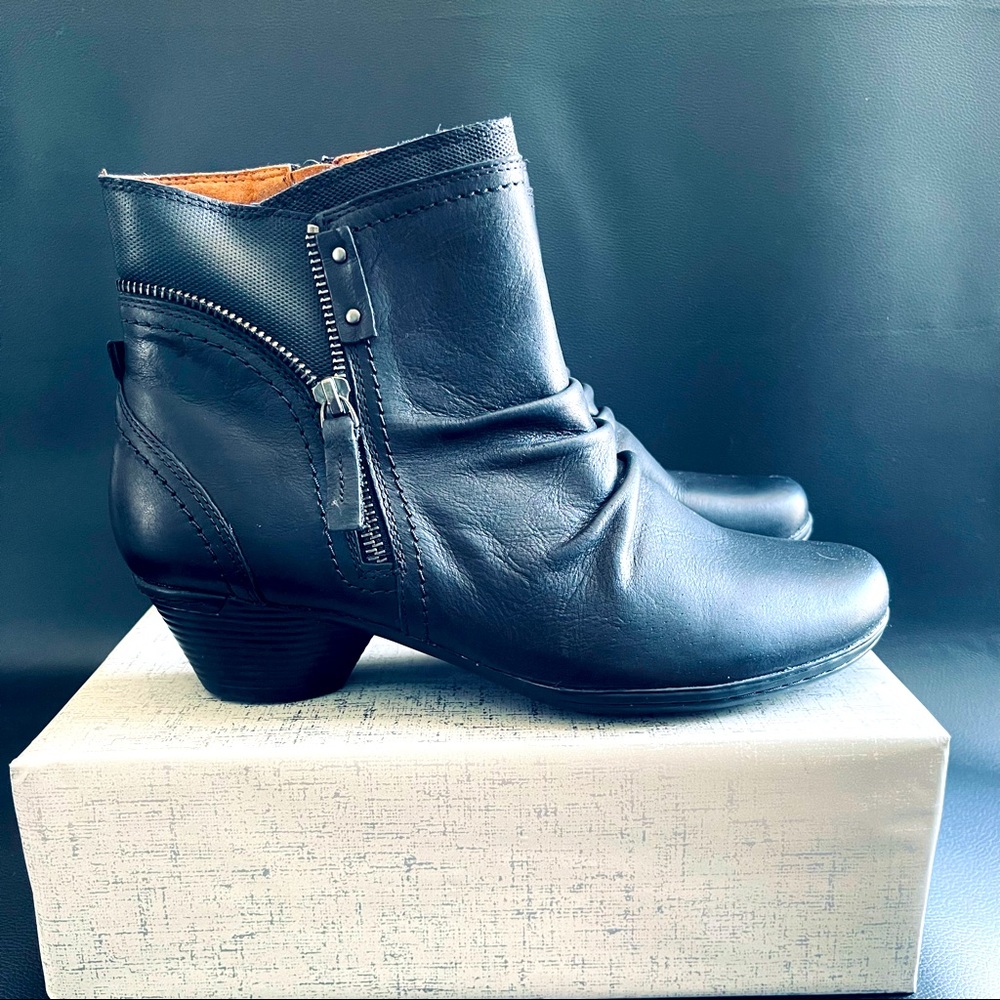 COBB HILL 💐 Black Leather • Booties • Size 8 • Women